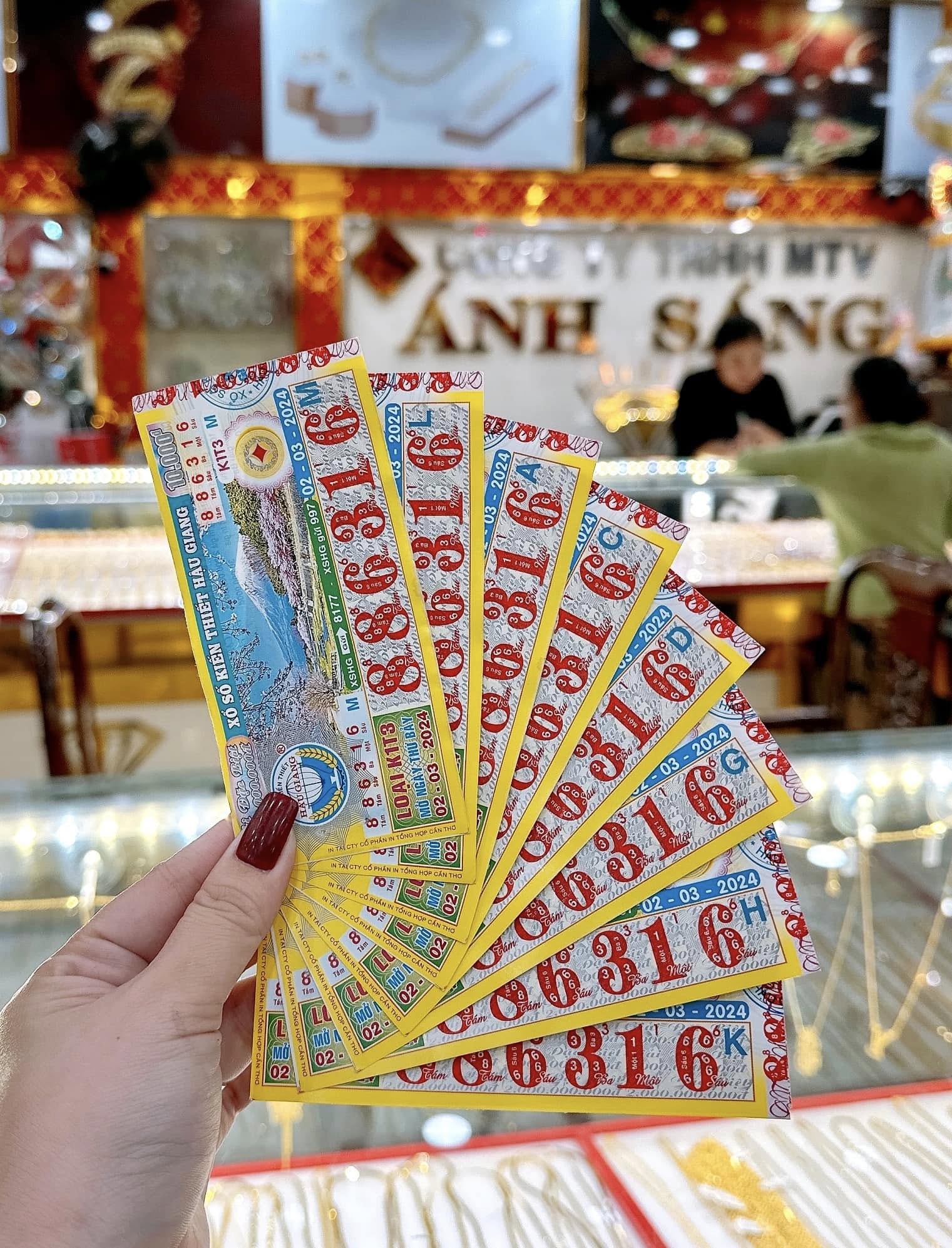 Đổi vé số trúng thưởng