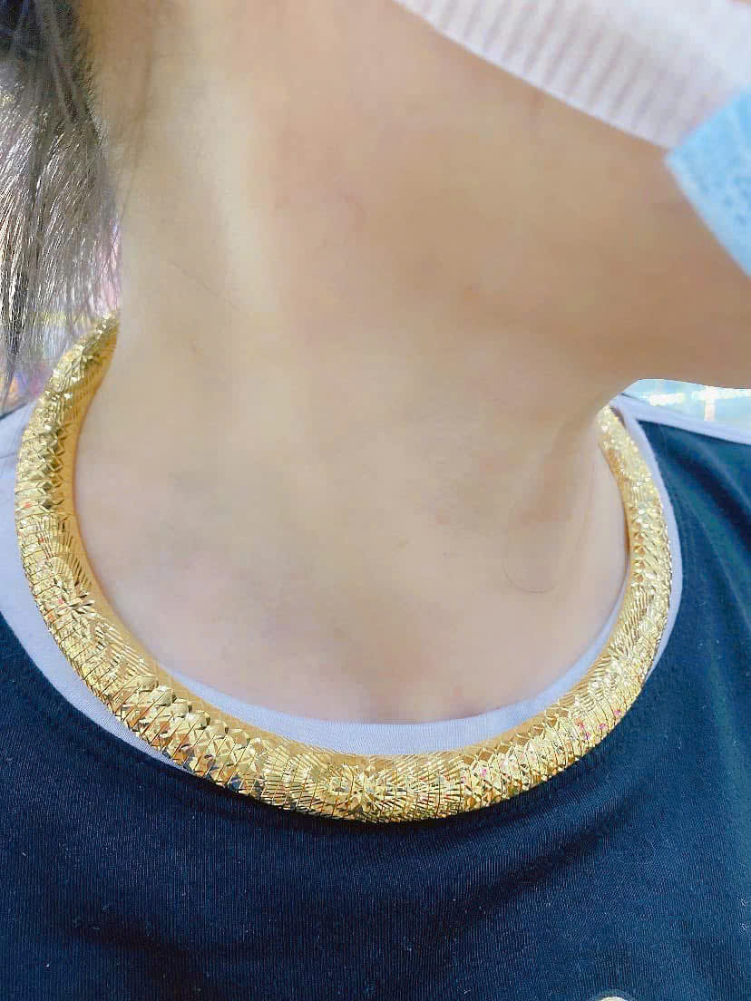 Khách hàng và dây chuyền cưới sang trọng