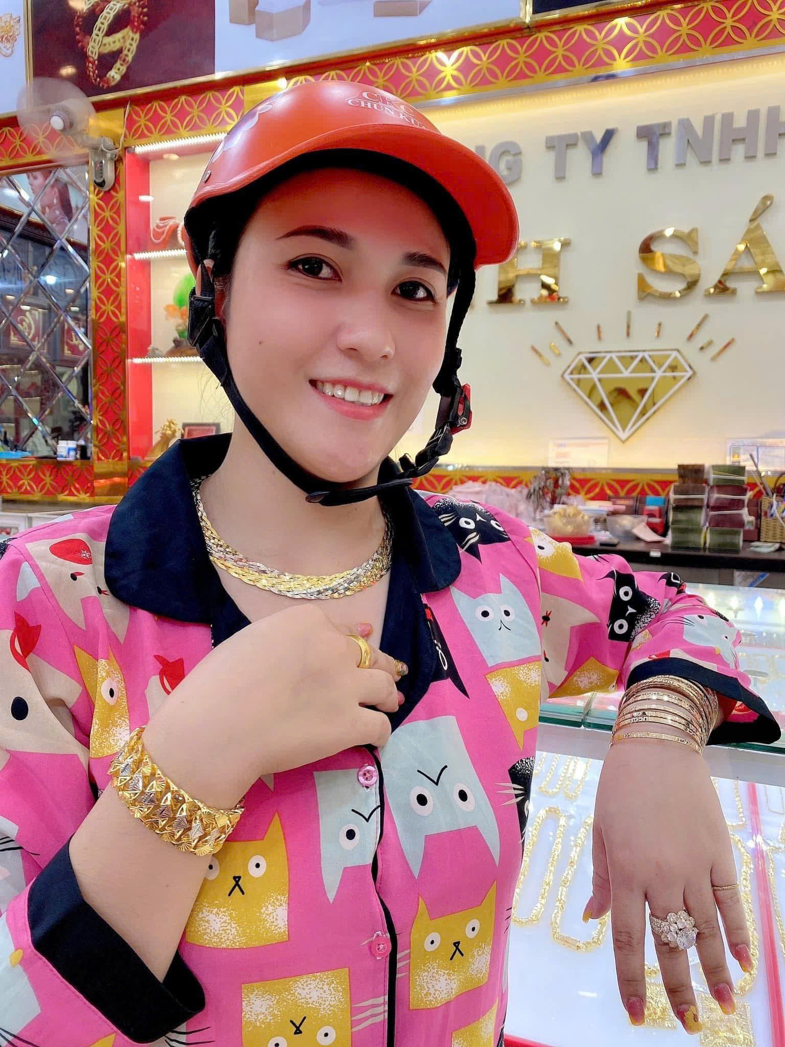 Khách hàng selfie cùng trang sức mới