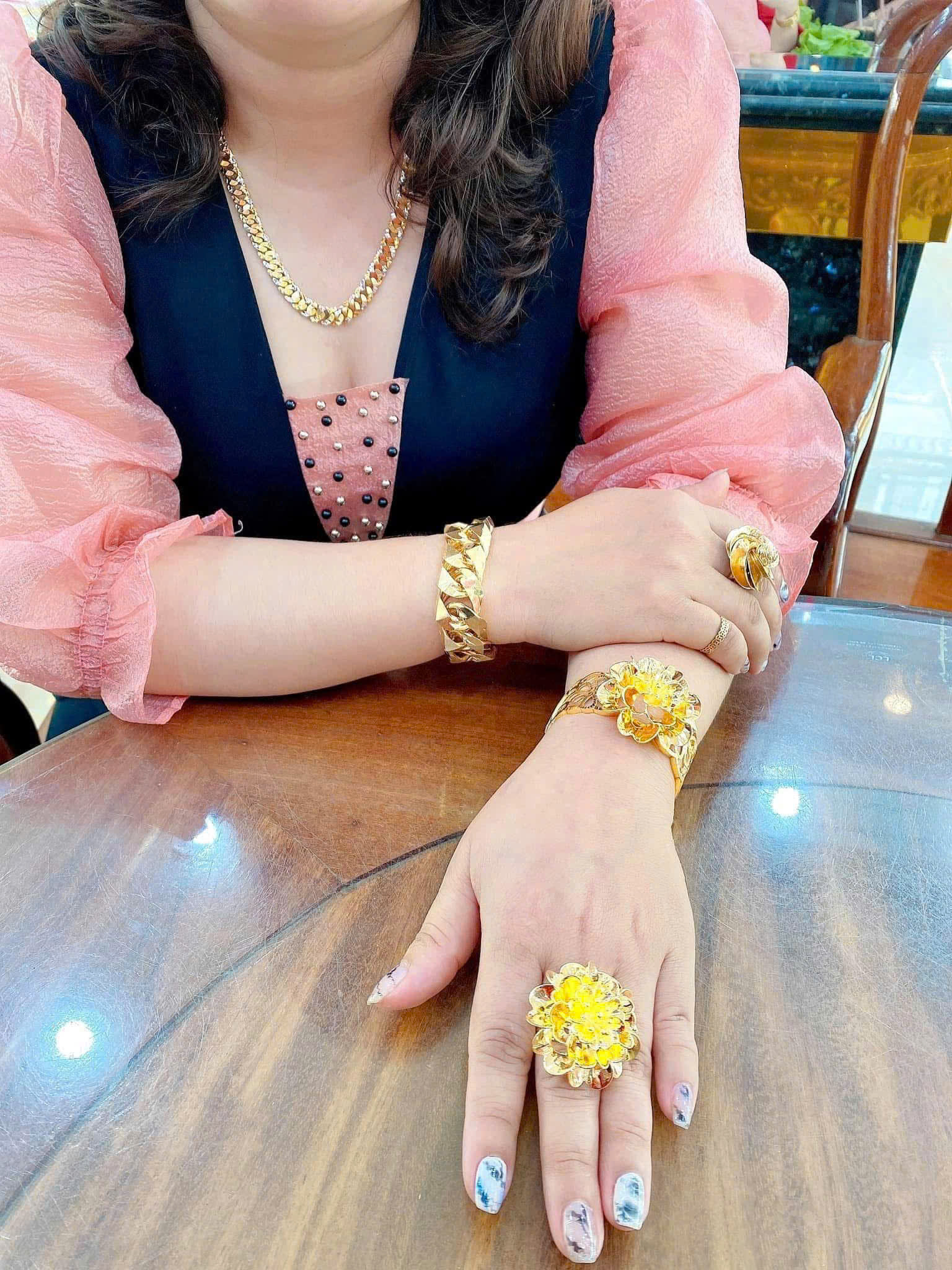 Cô  khách thân thiết lựa chọn bộ trang sức hoàn hảo