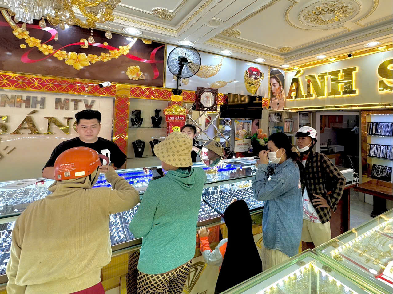 Hoạt động cửa hàng Ánh Sáng 